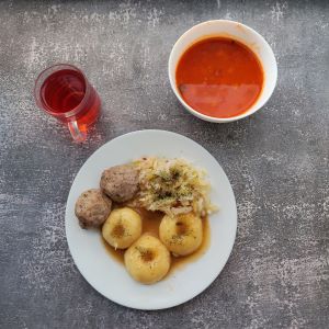 Dieta z ograniczeniem łatwoprzyswajalnych węglowodanów   Zupa ziemniaczana a'la solferino Kluski śląskie Klopsik wieprzowy pieczony Sos pieczeniowy Surówka z kapusty pekińskiej z olejem Kompot owocowy z jabłkami